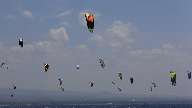 Sejumlah peserta beraksi dalam kiteboarding kelas internasional bertajuk Tabuhan Island Pro Kiteboarding 2015 di Banyuwangi, Jawa Timur, 22 Agustus 2015.