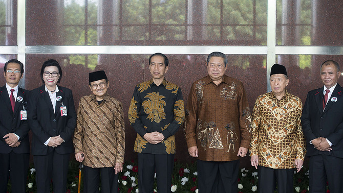 Presiden Joko Widodo (tengah) berfoto bersama Presiden ke-3 RI Bacharuddin Jusuf Habibie (ketiga kiri), Presiden ke-6 RI Susilo Bambang Yudhoyono (ketiga kanan), Mantan Wapres Hamzah Haz (kedua kanan), Ketua KPK Agus Rahardjo (kanan) dan dua Wakil Ketua KPK Basaria Pandjaitan (kedua kiri) dan Alexander Marwata (kiri) usai peresmian penggunaan Gedung KPK di Jalan Kuningan Persada, Kavling C4, Jakarta Selatan, 29 Desember 2015. Antara/Widodo S Jusuf