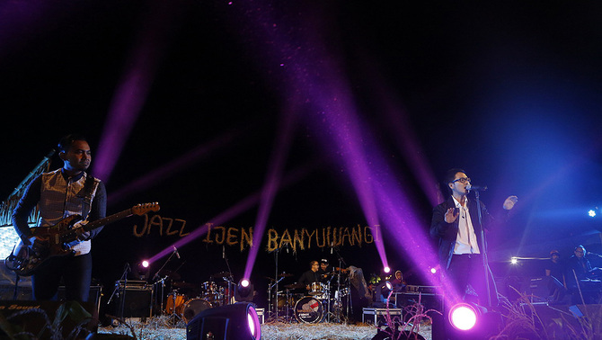 Penampilan musisi jaz dalam Jazz Ijen Banyuwangi di area perkebunan Tamansari, Desa Jambu, Kecamatan Licin, tak jauh dari kaki Gunung Ijen, 22 Agustus 2015.