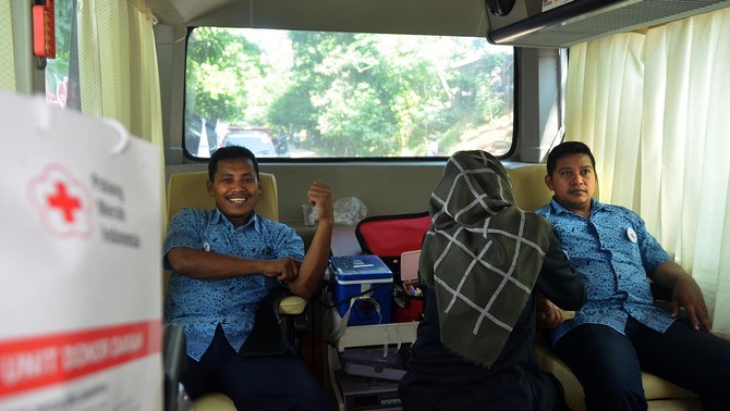 Sejumlah pengemudi Blue Bird melakukan transfusi darah dalam peringatan hari ulang tahun Palang Merah Indonesia dan bulan sabit internasional ke 153 di Setu Babakan, Jagakarsa, Jakarta Selatan, 8 Mei 2016.