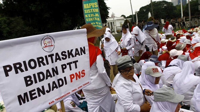 Ribuan bidan Pegawai Tidak Tetap (PTT) se-Indonesia melakukan aksi unjuk rasa didepan Istana Merdeka Jakarta, 28 September 2015