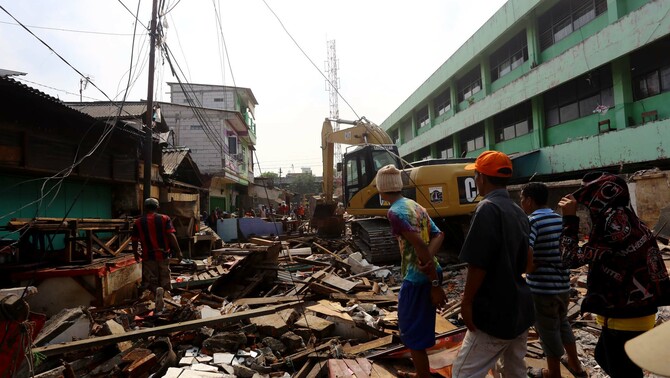Petugas dan warga membongkar kios pedagang Pasar Karang Anyar, Sawah Besar, Jakarta Pusat, 16 September 2015.