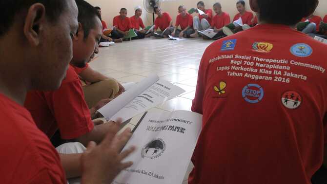 Ratusan narapidana penyalahgunaan narkotika saat hendak mengikuti program rehabilitasi sosial Therapeutic Community di Lapas Narkotika Kelas 2 A Cipinang, Jakarta, 10 Mei 2016.