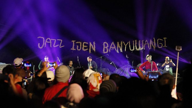 Suasana kemeriahan Jazz Ijen Banyuwangi di area perkebunan Tamansari, Desa Jambu, Kecamatan Licin, tak jauh dari kaki Gunung Ijen, 22 Agustus 2015.