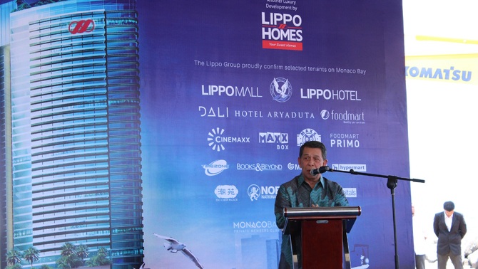 Sinyo Sarundayang (Gubernur Sulawesi Utara) memberikan sambutannya dalam acara ground breaking peletakan batu pertama pembangunan proyek Monaco Bay - Manado Resort City, 28 Agustus 2015
