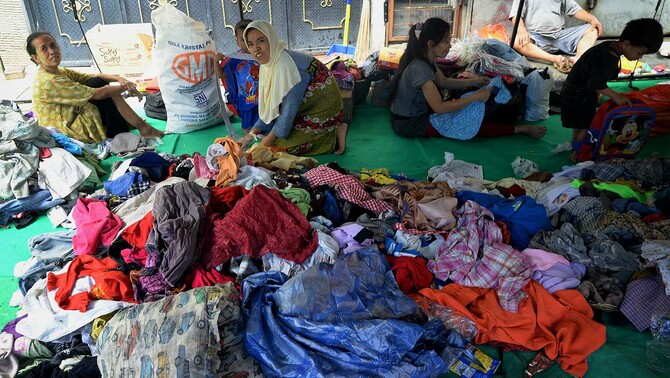 Warga korban kebakaran menempati tenda pengungsian di Tambora, Jakarta Barat, 28 September 2015.