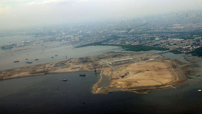 Foto udara kawasan reklamasi Pulau C di Teluk Jakarta, Rabu (11/5). Pemerintah kembali melakukan tindakan tegas terhadap proyek Reklamasi Pantai Utara Jakarta. Setelah melakukan moratorium atau penundaan pembangunan, pemerintah juga menyegel tiga pulau hasil reklamasi tersebut. Menteri Lingkungan Hidup dan Kehutanan Siti Nurbaya mengatakan baru saja mengeluarkan surat keputusan (SK) mengenai penghentian proyek Reklamasi Pantai Utara Jakarta.