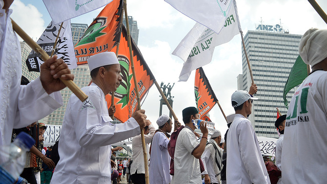 Ribuan masa yang tergabung dalam ormas Islam se-Indonesia melakukan pawai dengan membentangkan banner dan mengibarkan bendera bertuliskan lafal Tauhid dan mengibarkan bendera di Jakarta, 16 Agustus 2015. 