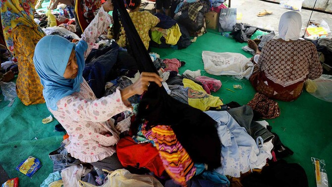 Warga korban kebakaran menempati tenda pengungsian di Tambora, Jakarta Barat, 28 September 2015.