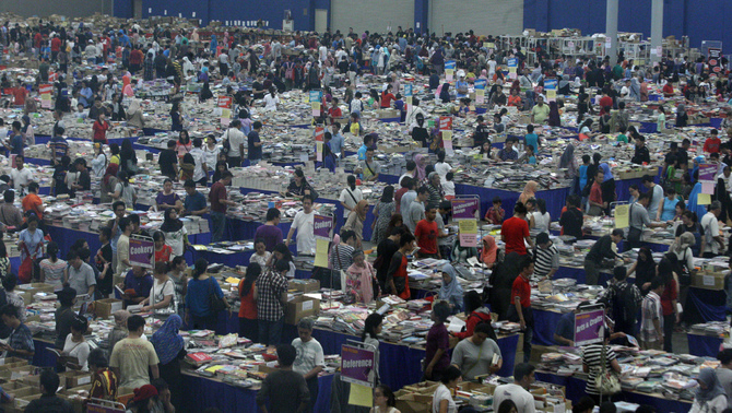 Pengunjung yang masih antusias ke pameran buku Big Bad Wolf di ICE BSD, Tangerang, Minggu 8 Mei 2016. Pameran Buku ini menjual buku-buku fiksi dan non-fiksi impor dengan harga sekitar 30 ribu hingga dibawah 200 ribu rupiah dan ribuan pengunjung masih antusias di hari terakhir pameran buku ini. Investor Daily / Emral Firdiansyah