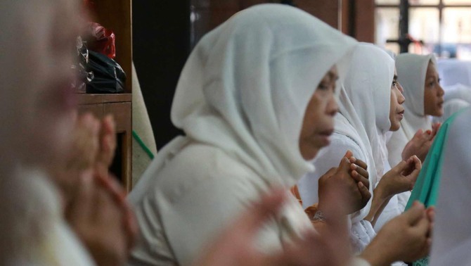 Sejumlah jemaah perempuan mengikuti penutupan kegiatan Nusantara Mengaji 2016 di Pondok Pesanteren (Ponpes) Al Kenaniyah, Jakarta, Minggu (8/5). 