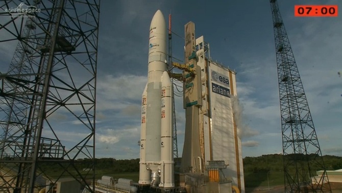 Roket Ariane 5 menjelang peluncuran membawa satelit BRIsat, di Kourou, Guyana, 18 Juni 2016.