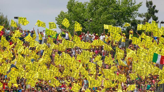 Para pendukung Valentino Rossi di GP Cataluya, Spanyol, 5 Juni 2016.