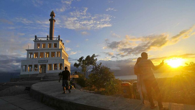 Sejumlah warga tengah bersantai menunggu berbuka puasa (ngabuburit) di Monumen Nosarara Nosabatutu, Palu, Sulawesi Tengah, 7 Juni 2016. Lokasi yang berada di Lembah tersebut menjadi salah satu lokasi favorit warga muslim kota Palu pada bulan Ramadan untuk menunggu berbuka puasa sambil menikmati terbenamnya matahari. Antara/Fiqman Sunanda