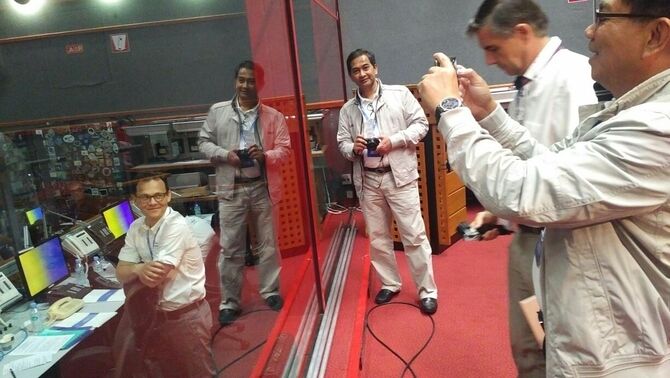 CEO Arianespace Stephane Israel (kiri) memberikan isyarat optimistis  di ruang kontrol peluncuran satelit BRIsat, 18 Juni 2016.