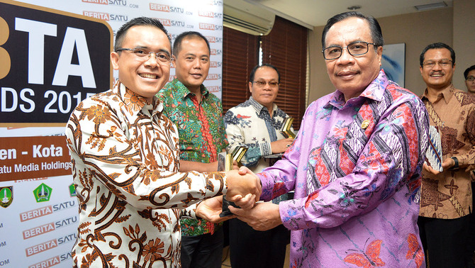 Bupati Banyuwangi, Abdullah Azwar Anas (kiri) menerima penghargaan 
