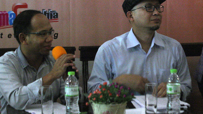 Ekonom INDEF Eko Listiyanto (kiri) dan Anggota Komisi XI DPR RI Ekcy Awal Mucharam (kanan) yang hadir dalam diskusi rutin Solusi Ekonomi Indonesia yang diselenggarakan oleh INDEF dengan tema Berburu Dana Repatriasi: Relevansi Tax Amnesty dan Data Panama Papers, Jakarta, Senin 9 Mei 2016. Diskusi ini membahas solusi mengenakan tarif pengampunan pajak (tax amnesty) bagi para wajib pajak (WP) yang terbukti melakukan penghindaran pajak. Investor Daily / Emral