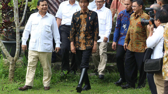 Presiden Joko Widodo (tengah) bersama ketua umum Partai Gerindra Prabowo Subianto (kiri), dan Menko kemaritiman Luhut B. Panjaitan (dua kiri) usai pertemuan tertutup di padepokan Garuda Yaksa, kawasan Hambalang, Bogor, Jawa Barat, 31 Oktober 2016. Presiden Joko Widodo mengaku kedatangannya ke kediaman Ketua Umum Partai Gerindra, Prabowo Subianto, dalam rangka memenuhi janjinya pasca-Pilpres tahun 2014 lalu.