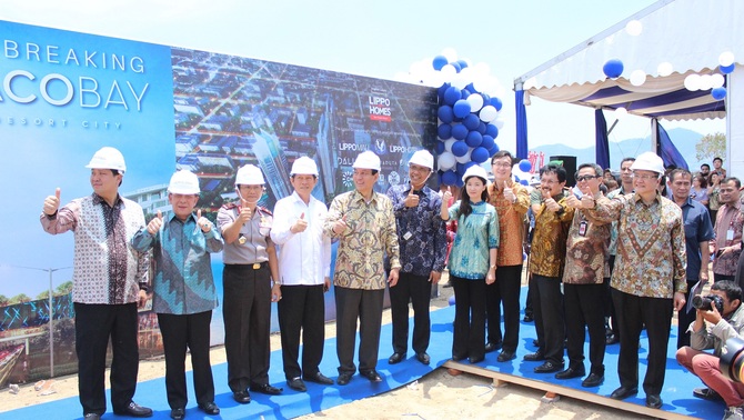 Acara ground breaking peletakan batu pertama project Monaco Bay - Manado Resort City ditandai dengan pelepasan balon yang disaksikan oleh  (ki-ka) Steven Kandouw (Ketua DPRD Sulut), Sinyo H. Sarundayang (Gubernur Sulut), Brigjen Pol. Wilmar Marpaung  (Kapolda Sulut), Vicky Lumentut (Walikota Manado), Theo L. Sambuaga (Presiden Lippo Group), Peter Jacobs (Kepala Perwakilan Bank Indonesia Sulut), Diana Kawatu (Regional Head Lippo Group Sulut & CEO Siloam Hospital Manado), Jopy Rusli (Chief Marketing Officer Lippo Homes), Bambang Sumargono (Product General Monaco Bay), Stanly Alexander (Kepala Bank Nobu Indonesia Timur), Ivan Budiono (CEO Lippo Homes).