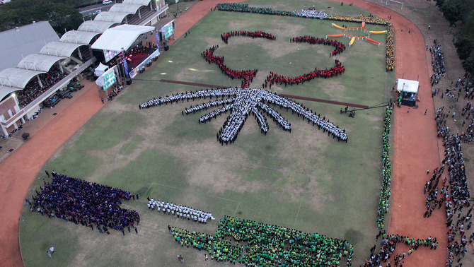 Empat ribu mahasiswa dan staff serta pimpinan Universitas Pelita Harapan (UPH) melakukan atraksi pada puncak acara UPH Festival 22 dengan pertunjukkan Human Configuration belum lama ini.