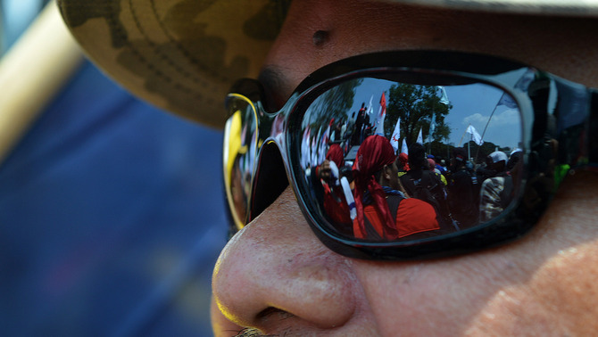 Ratusan buruh dari berbagai organisasi berunjuk rasa di depan Istana Negara, Jakarta, 1 September 2015. BeritaSatu Photo/Danung Arifin