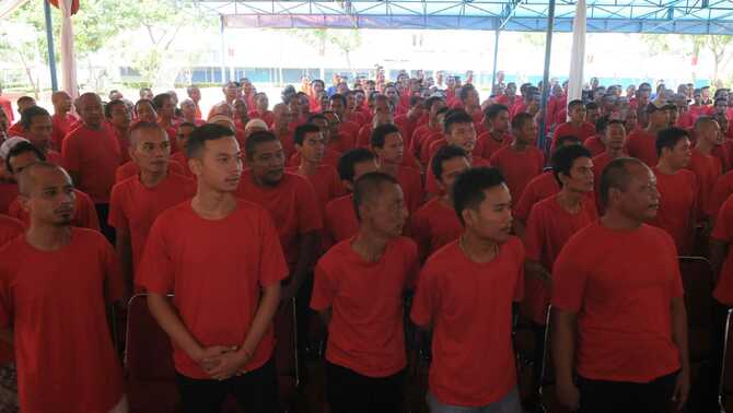 Ratusan narapidana penyalahgunaan narkotika saat hendak mengikuti program rehabilitasi sosial Therapeutic Community di Lapas Narkotika Kelas 2 A Cipinang, Jakarta, 10 Mei 2016.