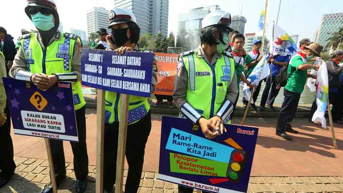 Polisi wanita mengawal aksi unjuk rasa buruh di jalan MH. Thamrin Jakarta, 1 September 2015. BeritaSatu Photo/Joanito De Saojoao