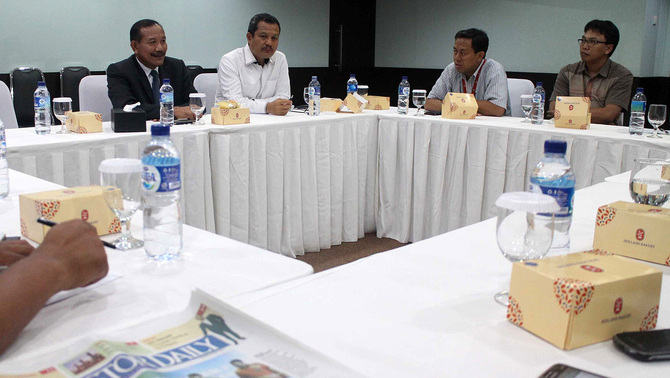 Kapolri Jendral Polisi Badrodin Haiti (kiri), bersama pemimpin redaksi Suara Pembaruan, Investor Daily, dan Beritasatu.com Primus Dorimulu (dua kiri), dalam diskusi terbatas bersama awak redaksi berita satu media holdings, dalam media visit di Berita Satu Plaza, Jakarta, Senin, 9 Mei 2016. Dalam diskusi tersebut, dibahas isu-isu terkini permasalahan yang terkait kinerja dan tugas Kepolisian.