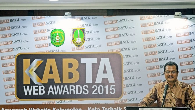 Pemimpin redaksi Beritasatu.com, Suara Pembaruan, Investor Daily dan Majalah Investor, Primus Dorimulu memberi sambutan dalam acara 