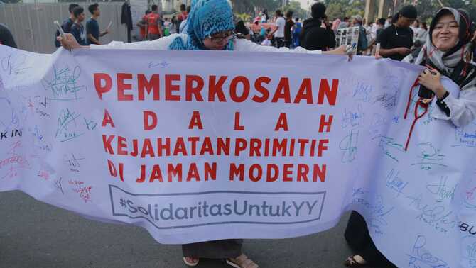 Warga membubuhkan tanda tangan sebagai aksi solidaritas yang diadakan sejumkah aktivis di car free day, Jakarta, 8 Mei 2016.