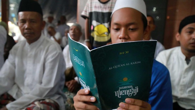 Sejumlah jemaah mengikuti penutupan kegiatan Nusantara Mengaji 2016 di Pondok Pesanteren (Ponpes) Al Kenaniyah, Jakarta, Minggu (8/5).