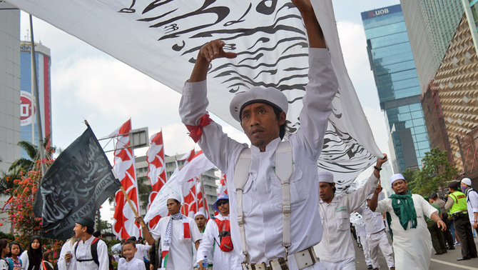 Ribuan masa yang tergabung dalam ormas Islam se-Indonesia melakukan pawai dengan membentangkan banner bertuliskan lafal Tauhid dan mengibarkan bendera di Jakarta, 16 Agustus 2015.