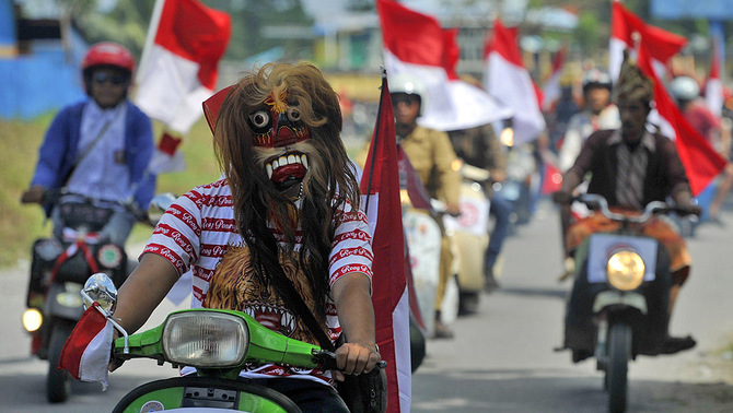 Sejumlah pengendara sepeda motor lintas komunitas mengikuti Konvoi Merah Putih di Timika, Papua, 16 Agustus 2015.