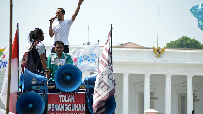 Ratusan buruh dari berbagai organisasi melakukan aksi penyampaian pendapat di depan Istana Negara, Jakarta, 1 September 2015. BeritaSatu Photo/Danung Arifin