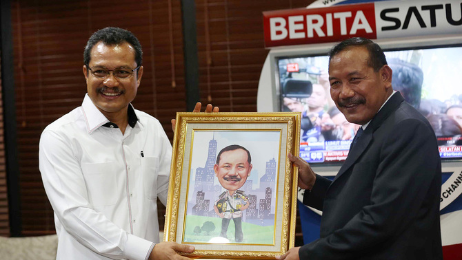 Kapolri Jendral Polisi Badrodin Haiti (kanan), menerima cendera mata dari pemimpin redaksi Suara Pembaruan, Investor Daily, dan beritasatu.com Primus Dorimulu, usai diskusi terbatas bersama awak redaksi berita satu media holdings, dalam media visit di Berita Satu Plaza, Jakarta, 9 Mei 2016.