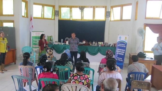 Abdullah Nur, Camat Komodo membuka pelatihan produk daur ulang di Kantor Kecamatan Komodo, Labuan Bajo pada 21 Mei 2016. Pelatihan yang akan berlangsung selama 2 hari ini mendatangkan trainer dari Bank Sampah My Darling yang juga merupakan mitra binaan  PT PLN (Persero). Pelatihan dihadiri oleh 20 peserta yang semuanya merupakan trainer. Konsep dari pelatihan ini adalah training on trainers (TOT).