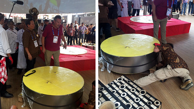 Proses penyusunan tumpeng nasi kuning tertinggi di dunia dimulai dengan cetakan dan disusun satu per satu menggunakan forklift.