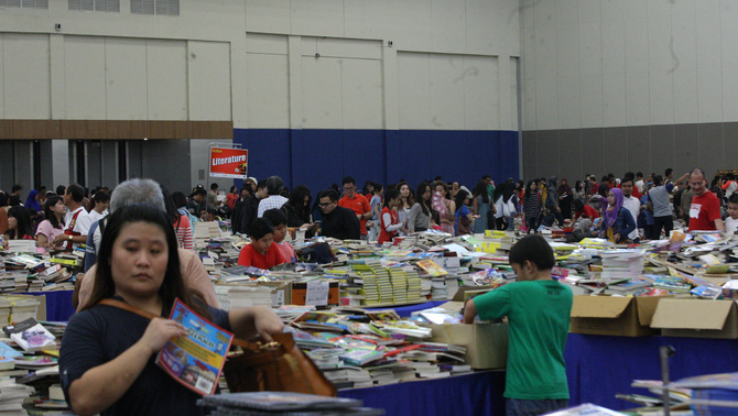 Pengunjung yang masih antusias ke pameran buku Big Bad Wolf di ICE BSD, Tangerang, Minggu 8 Mei 2016. Pameran Buku ini menjual buku-buku fiksi dan non-fiksi impor dengan harga sekitar 30 ribu hingga dibawah 200 ribu rupiah dan ribuan pengunjung masih antusias di hari terakhir pameran buku ini. Investor Daily / Emral Firdiansyah