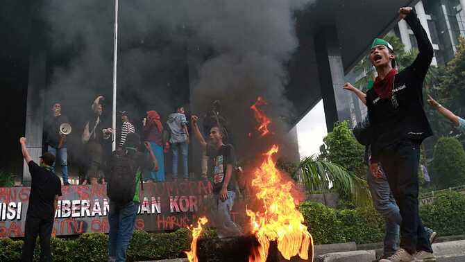 Ratusan kader Himpunan Mahasiswa Indonesai (HMI) melakukan aksi di depan KPK, Jakarta, Senin (9/5/2016). Dalam aksinya ratusan kader HMI mendesak Wakil Ketua KPK Saut Situmorang segera mengundurkan diri dan meminta maaf , karena pernyataan Wakil Ketua KPK Saut Situmorang yang dinilai menghina HMI pada acara 
