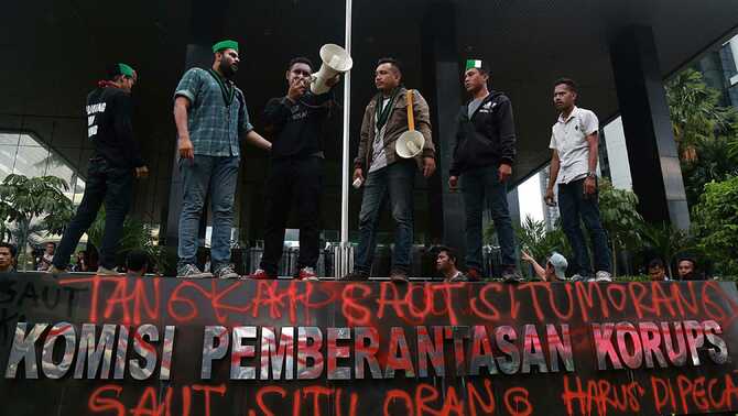 Ratusan kader Himpunan Mahasiswa Indonesai (HMI) melakukan aksi di depan KPK, Jakarta, Senin (9/5/2016). Dalam aksinya ratusan kader HMI mendesak Wakil Ketua KPK Saut Situmorang segera mengundurkan diri dan meminta maaf , karena pernyataan Wakil Ketua KPK Saut Situmorang yang dinilai menghina HMI pada acara 