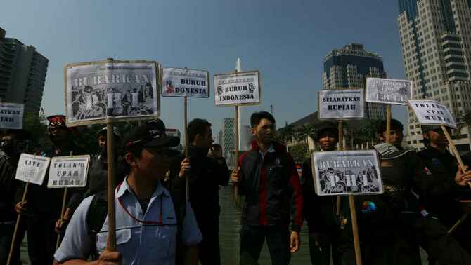 Ratusan buruh dari berbagai organisasi berunjuk rasa di jalan MH. Thamrin Jakarta, 1 September 2015. BeritaSatu Photo/Joanito De Saojoao
