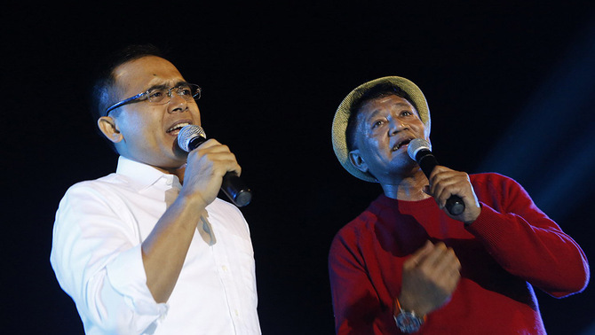 Bupati Banyuwangi, Abdullah Azwar Anas (kiri) berduet dengan musisi jaz Andre Hehaunsa dalam Jazz Ijen Banyuwangi di area perkebunan Tamansari, Desa Jambu, Kecamatan Licin, tak jauh dari kaki Gunung Ijen, 22 Agustus 2015.