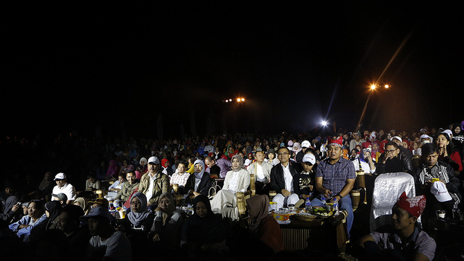 Ribuan penonton memadati acara Jazz Ijen Banyuwangi di area perkebunan Tamansari, Desa Jambu, Kecamatan Licin, tak jauh dari kaki Gunung Ijen, 22 Agustus 2015.