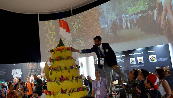 Lorenzo Veltri, juri dari Guinness World Records bersama dua rekannya saat mengukur tumpeng nasi kuning tertinggi di dunia dalam World Expo Milan 2015, Italia, 17 Agustus 2015.