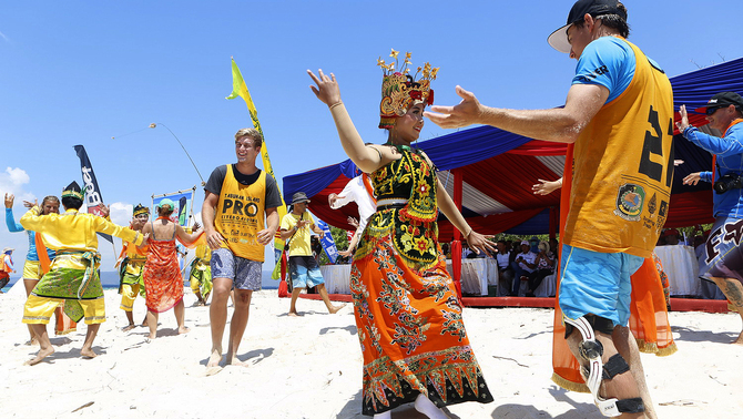 Sejumlah penari Banyuwangi menyapa para peserta lomba kiteboarding kelas internasional saat acara Tabuhan Island Pro Kiteboarding 2015 di Banyuwangi, Jawa Timur, 22 Agustus 2015.