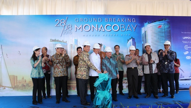Acara ground breaking peletakan batu pertama project Monaco Bay - Manado Resort City ditandai dengan penekanan tombol sirene yang dilakukan oleh (ki-ka) : Theo L. Sambuaga (Presiden Lippo Group), Vicky Lumentut (Walikota Manado) dan ), Sinyo H. Sarundayang (Gubernur Sulut), 28 Agustus 2015