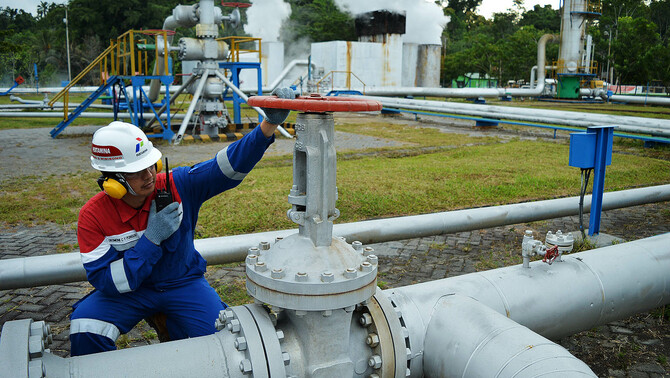 Pekerja mengawasi sumur panas bumi (Geothermal) Unit 5-6 di Desa Tompaso, Minahasa, Sulawesi Utara, 30 Maret 2016. FOTO: BeritaSatu Photo/Danung Arifin