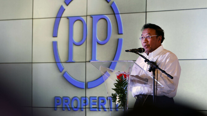 Direktur Utama PT PP (persero) Tbk Bambang Triwibowo memberi kata sambutan saat peresmian pembangunan Rusunami Gunung Putri Square, Bogor, Kamis (20/8/2015)