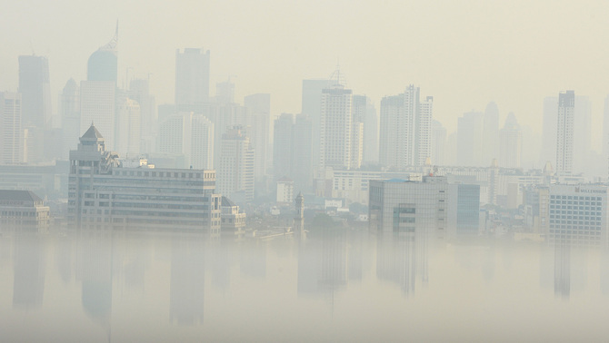 Kabut asap tipis menyelimuti salah satu sudut kota Jakarta, 26 Oktober 2015. Antara/Prasetyo Utomo