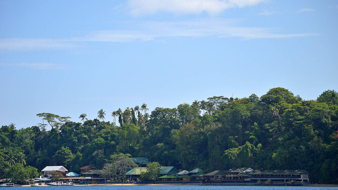 Sejumlah kapal wisatawan berlabuh di Pulau Bunaken, Taman Nasional Laut Bunaken, Manado, Sulawesi Utara, 31 Maret 2016. FOTO: BeritaSatu Photo/Danung Arifin
